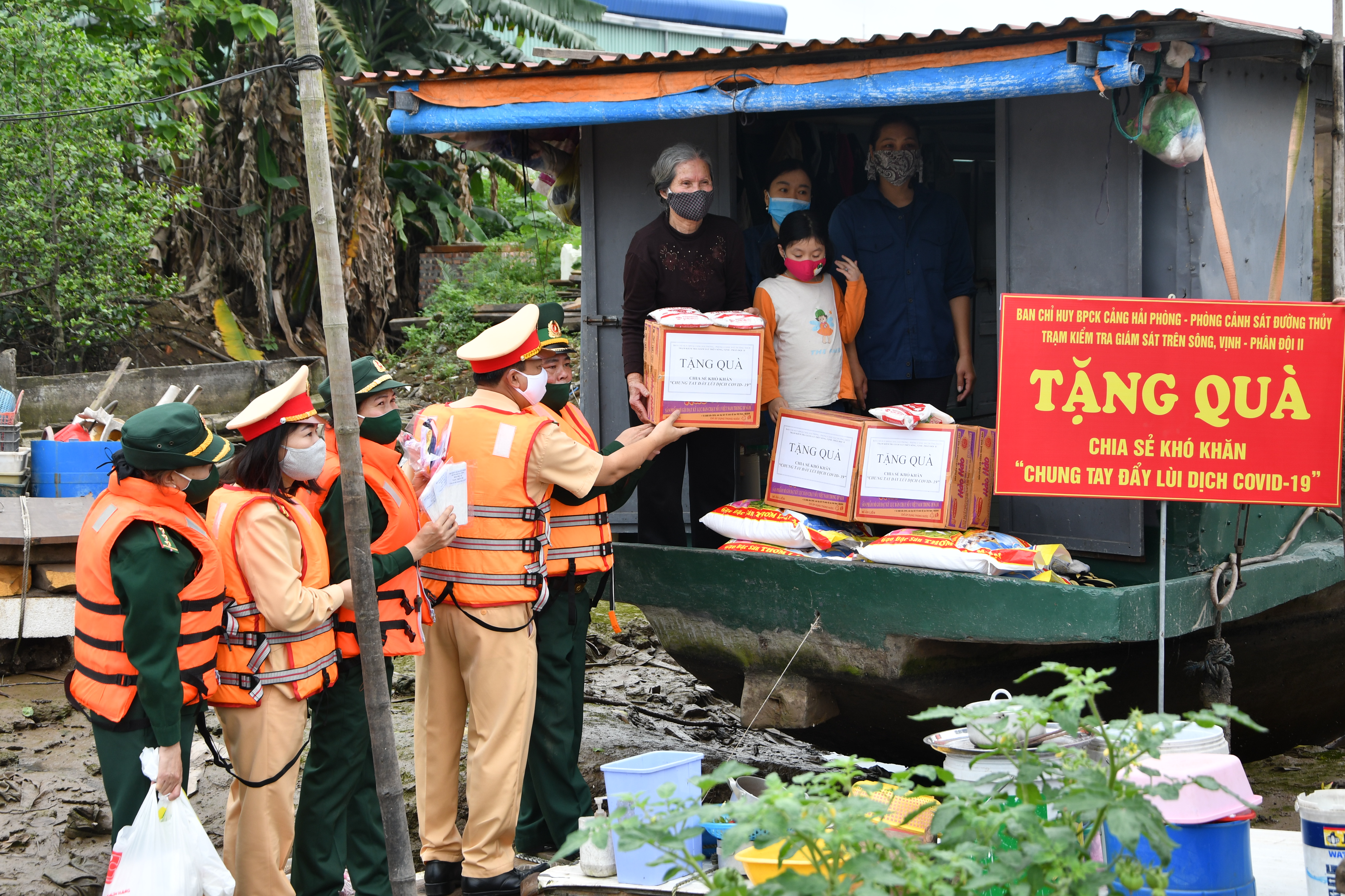 Phòng Cảnh sát đường thủy và Trạm kiểm tra giám sát trên sông, vịnh - Biên phòng cửa khẩu cảng Hải Phòng tổ chức tặng quà “Chung tay đẩy lùi dịch COVID-19”